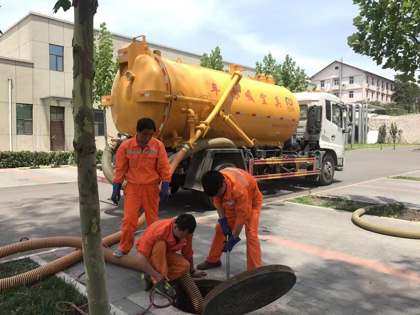 蒸湘管道疏通车停在窨井附近