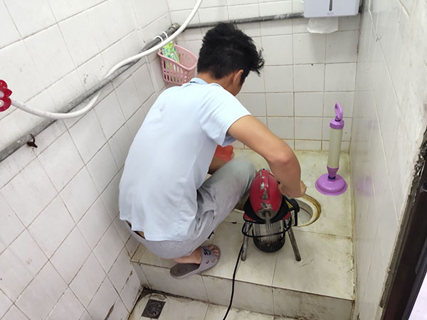 蒸湘管道堵塞冒臭气 专业师傅现场解决问题